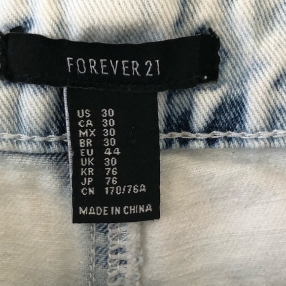 Forever 21 Distressed bleach washed denim frayed shorts junior size 30 - Picture 7 of 9